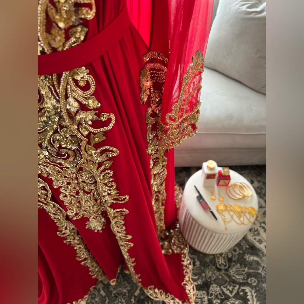 Red beaded gown - Picture 4 of 6